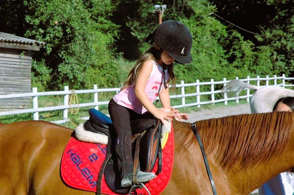 bambina in sella